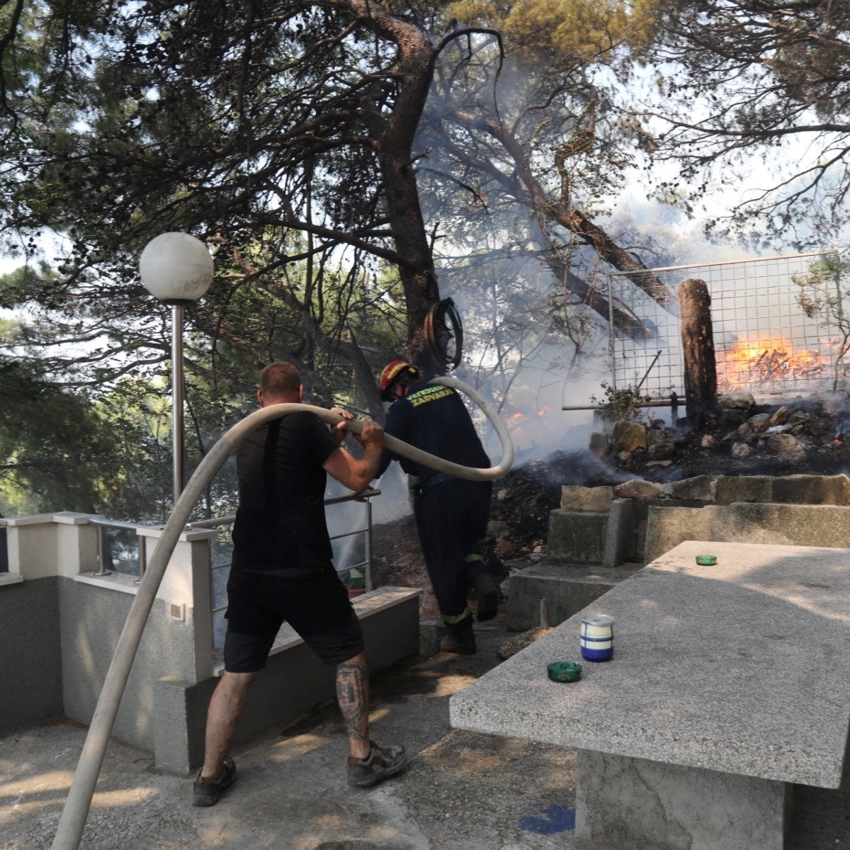 Fotografije koje slamaju srce: Mještani pomagali vatrogascima ugasiti požar