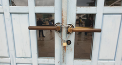 FOTO Prosvjednici protiv mjera stavili lokot na vrata šibenske Gradske uprave