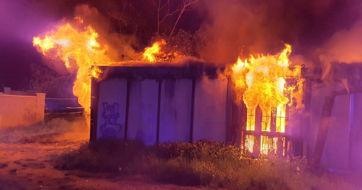 Požar u stambenim kontejnerima u Brnu, osmero mrtvih. Na prozorima bile rešetke
