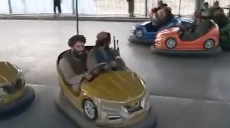 Šire se bizarne snimke talibana kako se navodno zabavljaju u lunaparku u Kabulu