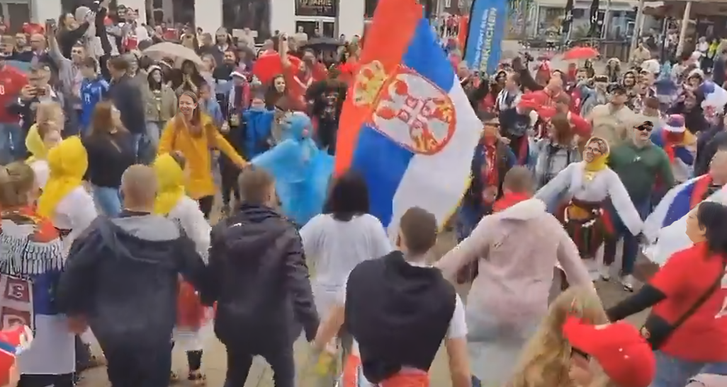 VIDEO Srpski navijači u Gelsenkirchenu plesali užičko kolo