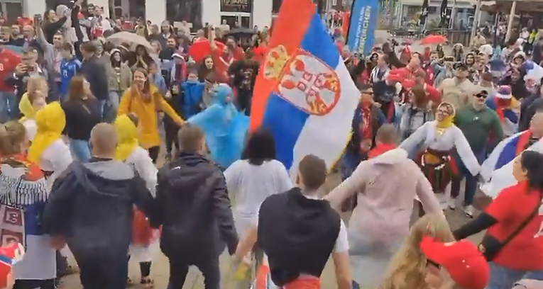 VIDEO Srpski navijači u Gelsenkirchenu plesali užičko kolo