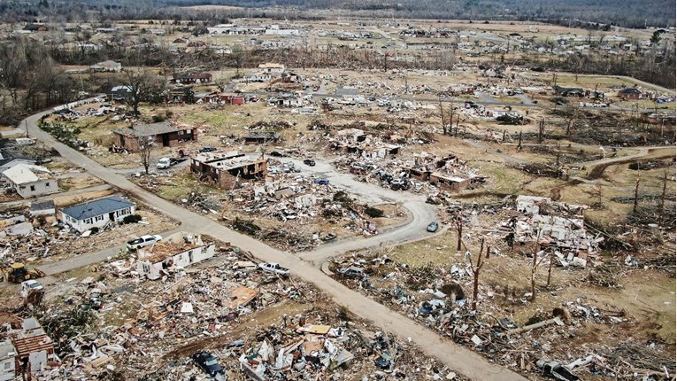 Biden posjetio tornadom razoreni Kentucky