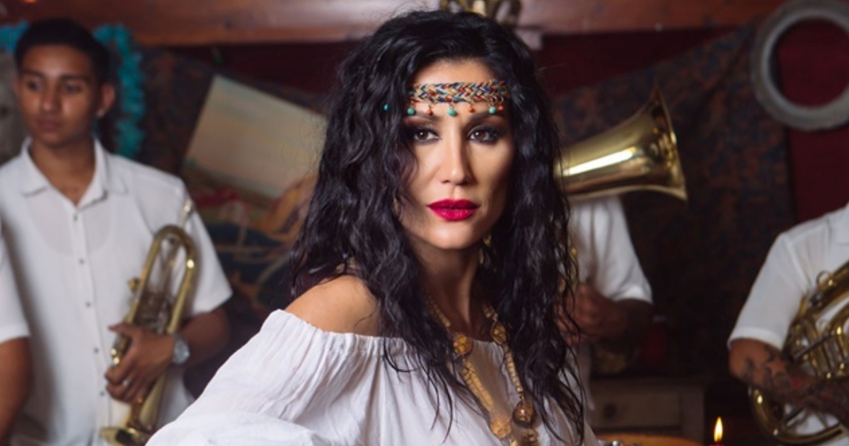Ana Rucner objavila novi spot, transformirala se u Romkinju i pjevala uz trubače