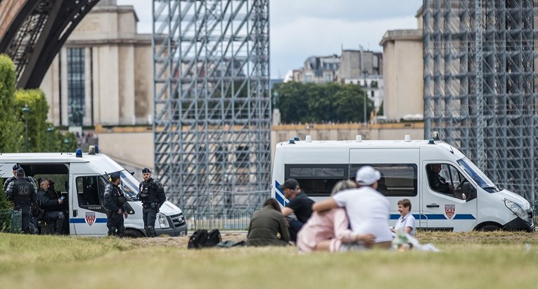 Britanska policajka silovana kod Eiffelovog tornja