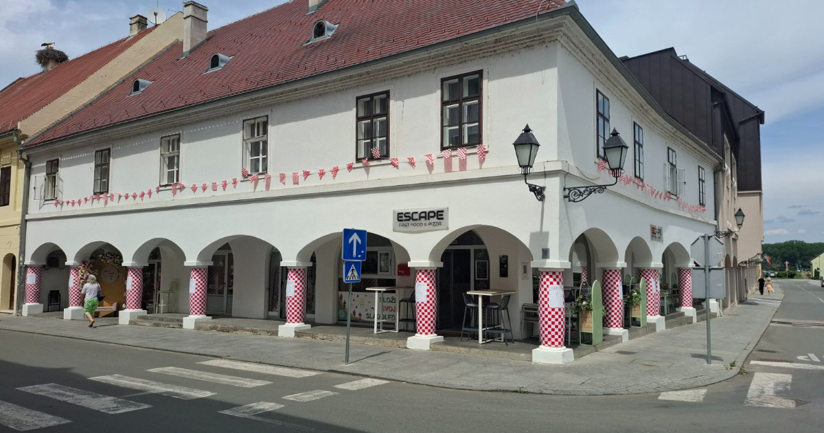 Barokni stupovi u Vukovaru ukrašeni kockicama i prezimenima Vatrenih