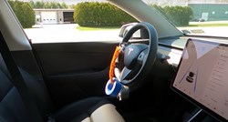 VIDEO Otkriveno je kako voziti Teslu na autopilotu bez vozača za upravljačem