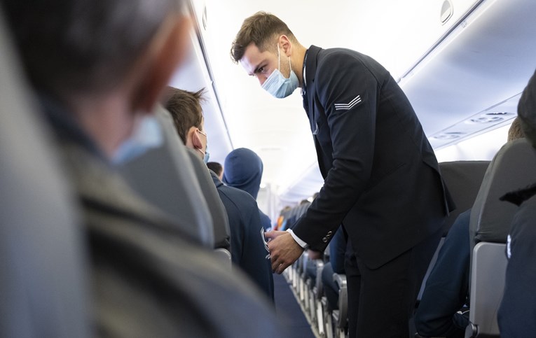 Stjuard objasnio zašto ne bi trebali stavljati kaput u pretinac iznad sjedala