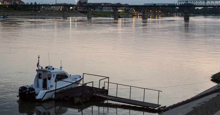 Policija iz Save u Slavonskom Brodu spasila 10 migranata, jedan se utopio