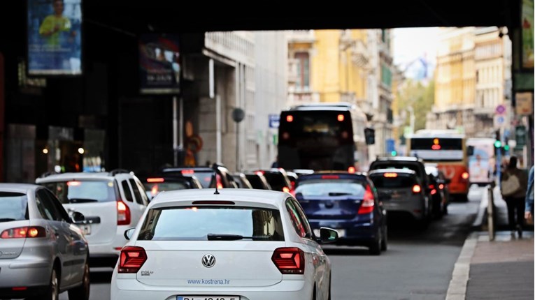 U većem dijelu zemlje kolnici mokri i skliski, upozorava HAK