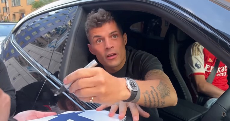 VIDEO Fanovi zaustavili Xhakin auto. On poručio: Vidjet ćete što će biti idući tjedan