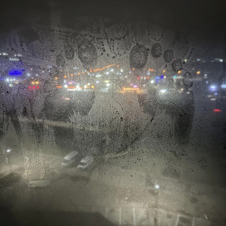 Zamaglio mu se prozor u hotelskoj sobi, zaprepastio se kad je pogledao bolje