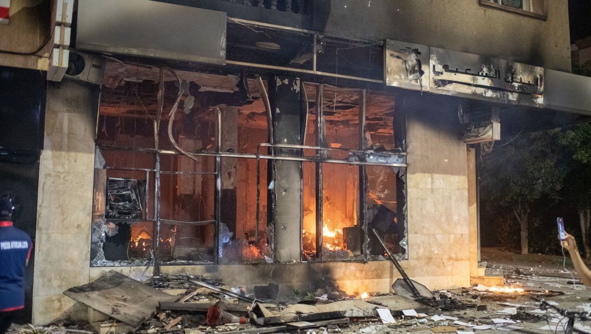 Mladi u Maroku blokirali cestu, palili trgovine, gađali policiju kamenjem...