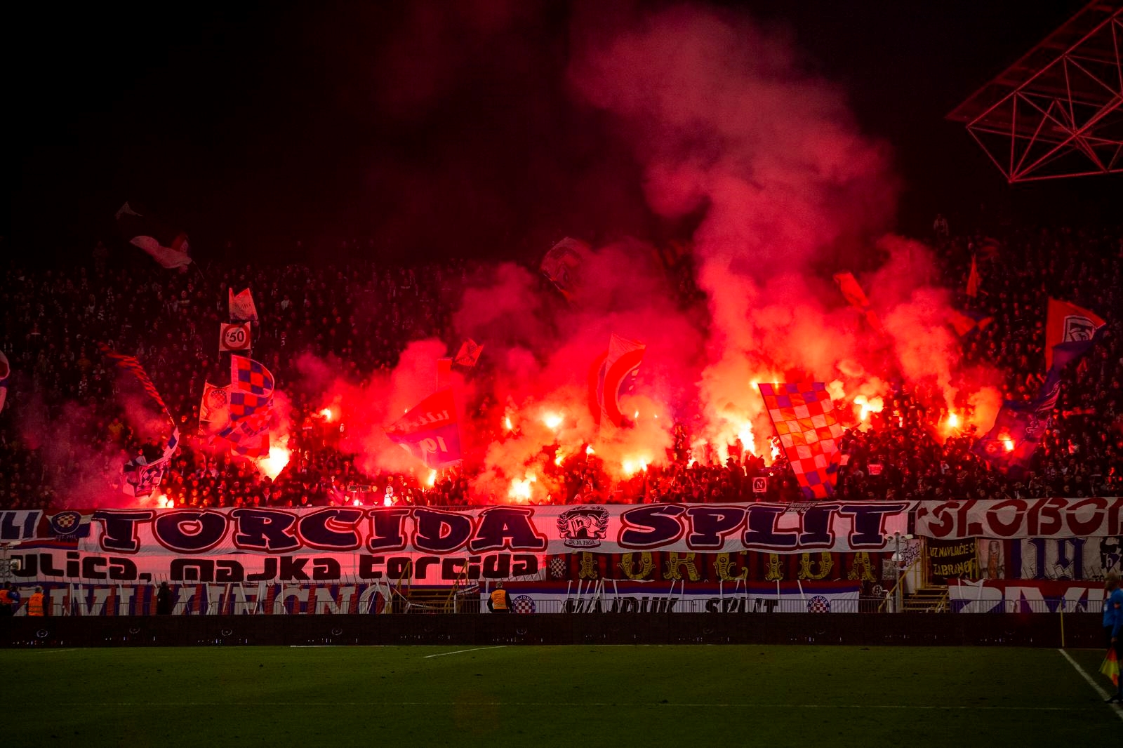 Pogledajte kako je Torcida pozdravila juniore nakon poraza od Atletico Madrida