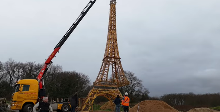 Uoči Olimpijskih igara izgradili repliku Eiffelova tornja od recikliranog drva