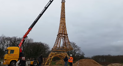 Uoči Olimpijskih igara izgradili repliku Eiffelova tornja od recikliranog drva