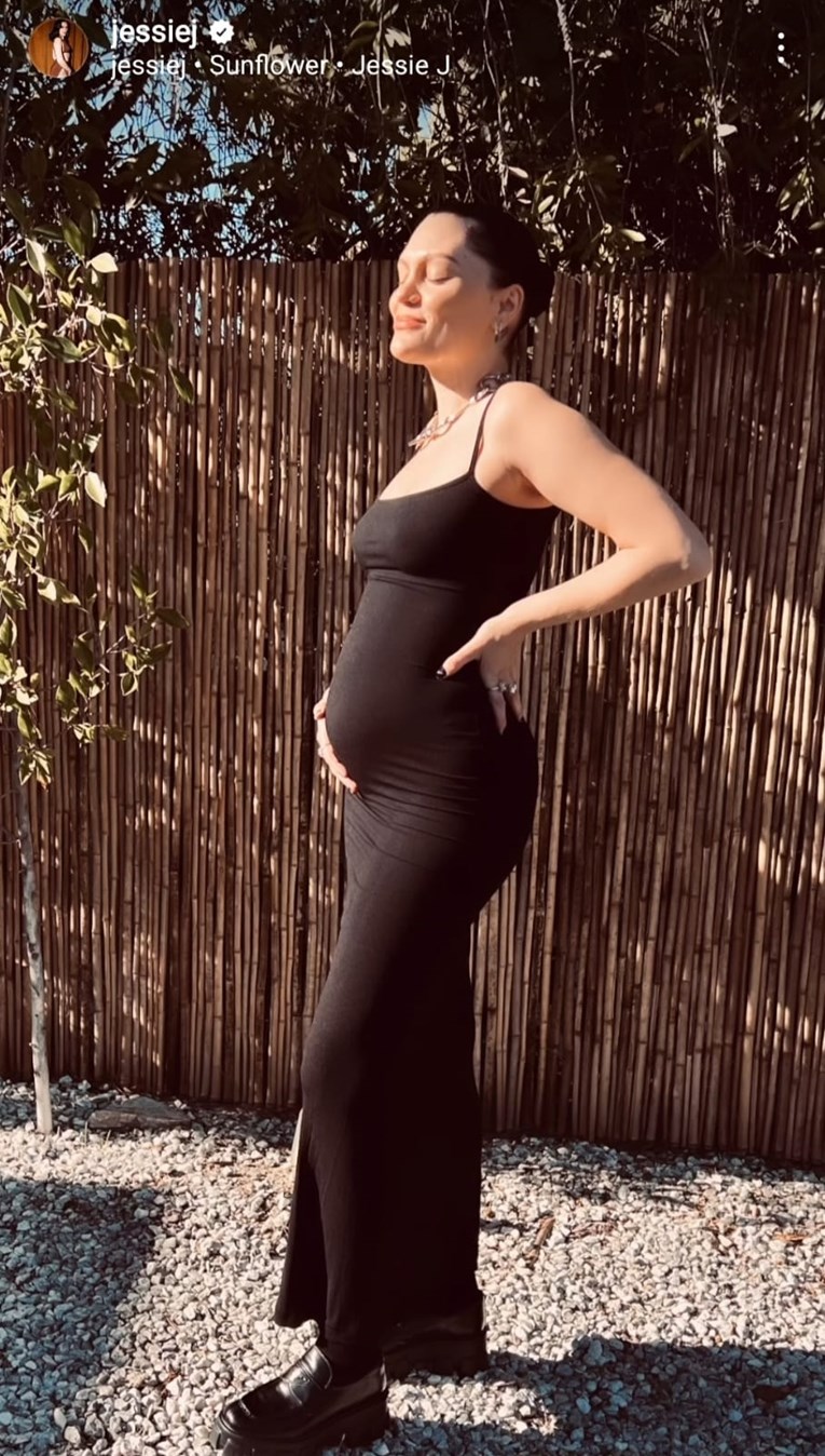 Omiljena pjevačica objavila da je opet trudna nakon što je izgubila bebu