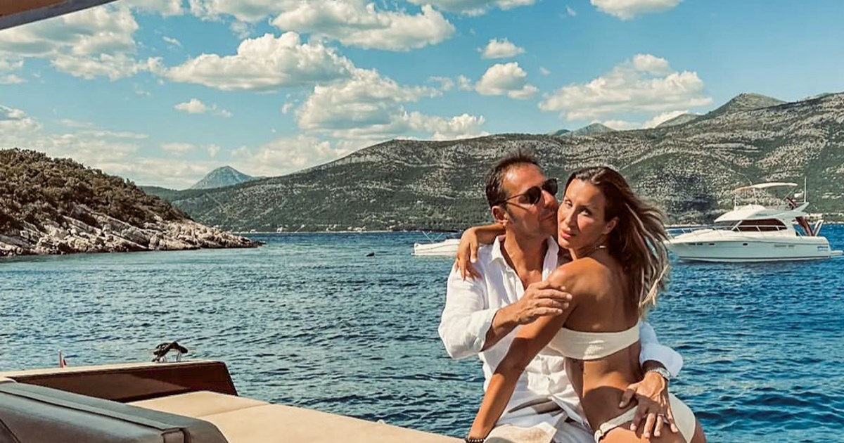 Gruica i njezin suprug pozirali pokraj jahte, pažnju privukla njena figura u badiću