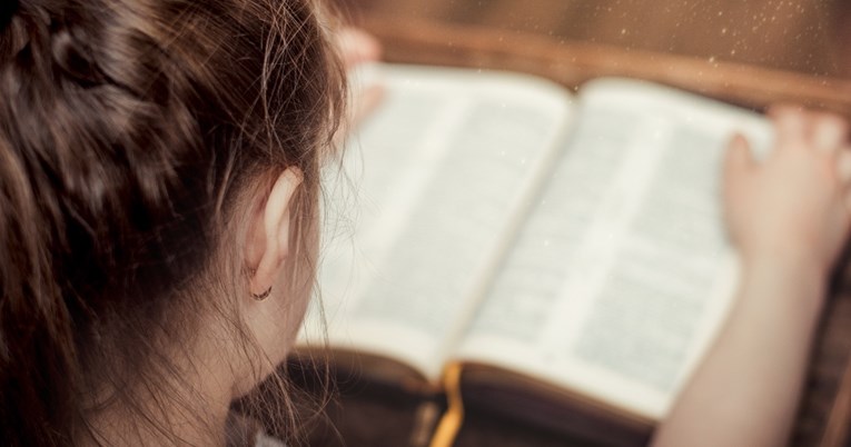 Američka država zabranila Bibliju u osnovnim školama zbog vulgarnosti i nasilja