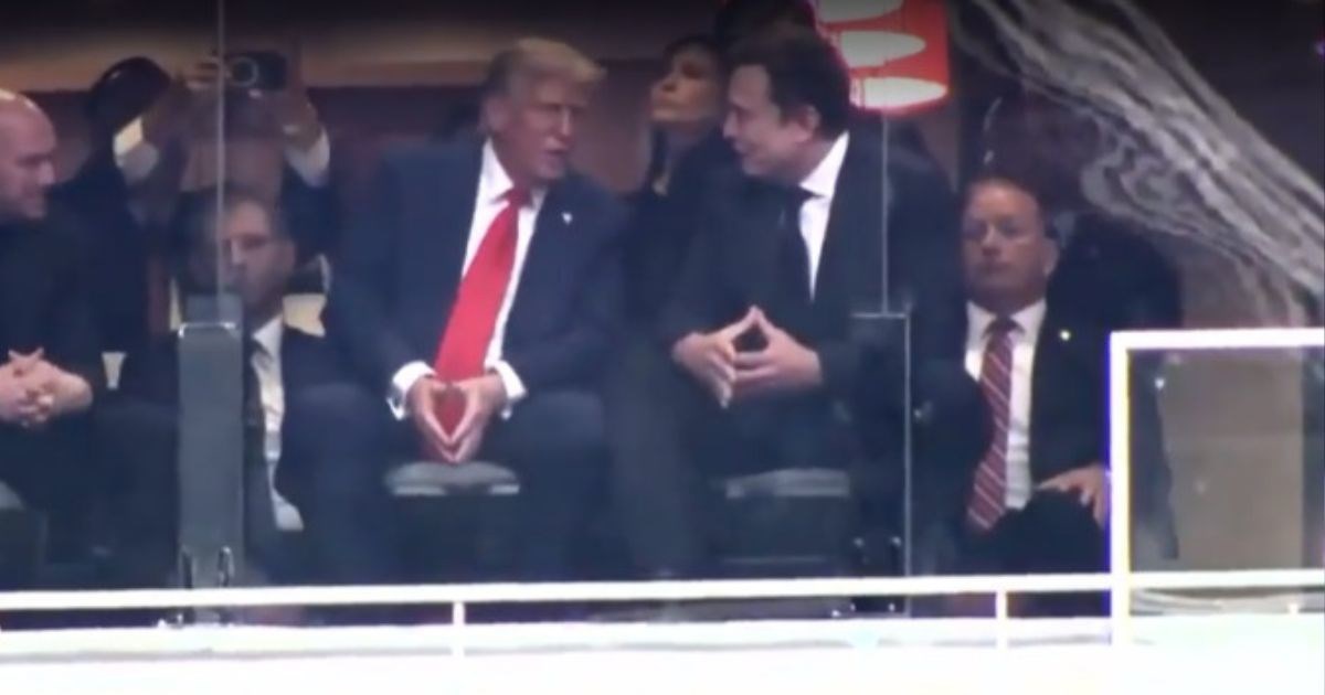 Širi se fotka Trumpa i Muska s komemoracije za Kirka. Ljude zbunili položajem ruku