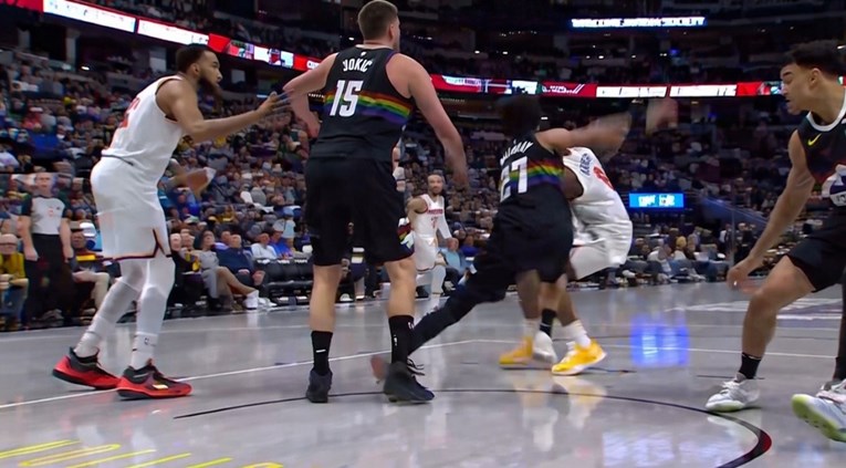 VIDEO Šok za Jokića. Nagazio ga najbolji suigrač i doživio neugodnu ozljedu