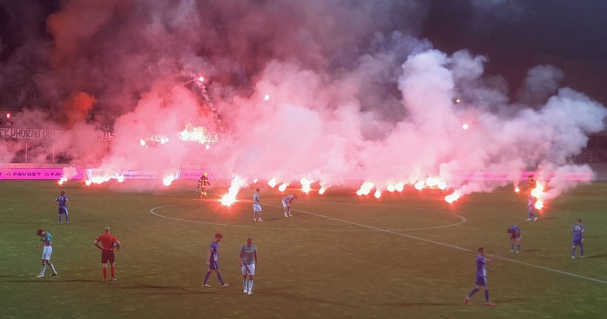 FOTO Torcida zasula bakljama teren u Kranjčevićevoj. Čuli su se i topovski udari