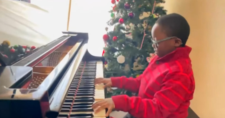 Stranac poklonio skupocjeni klavir autističnom dječaku nakon što ga je čuo kako svira