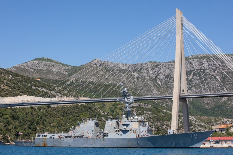 FOTO Američki ratni brod usidren u Dubrovniku