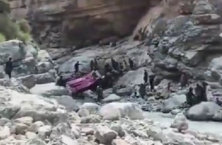 Pretrpani autobus sletio u provaliju u Pakistanu. 40 poginulih