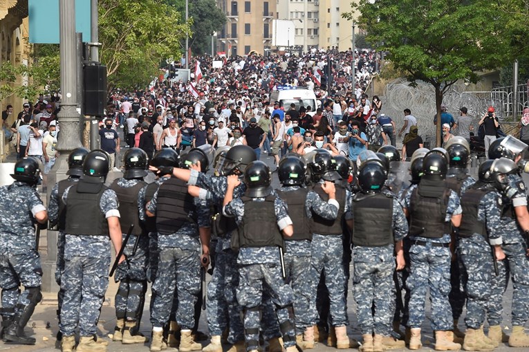 Gomila ljudi prosvjedovala protiv vlade na ulicama Libanona, izbili veliki neredi