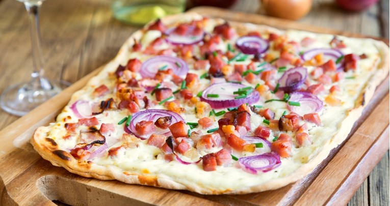 Legenda kaže da je flammkuchen nastao jer je pekaru dosadio običan kruh. Odlično!