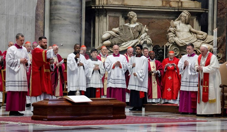 Održan sprovod kardinala optuženog za pedofiliju. Prisustvovali Papa i biskupi