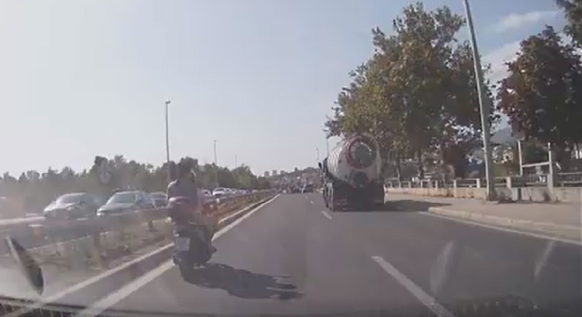 VIDEO Muškarac na skuteru kod Splita vozi ženu i dijete. Samo on ima kacigu