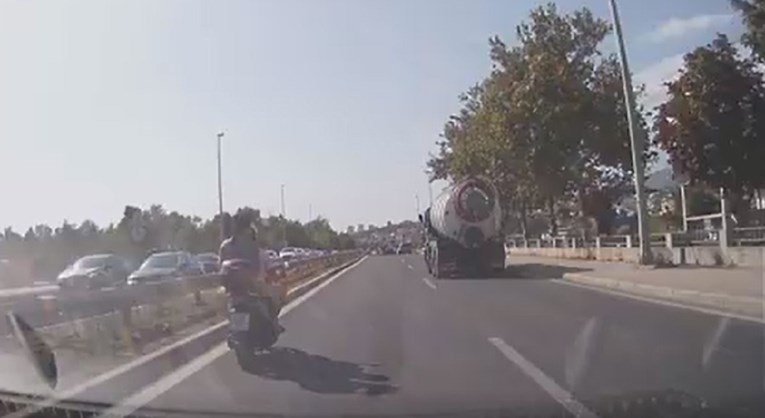 VIDEO Muškarac na skuteru kod Splita vozi ženu i dijete. Samo on ima kacigu
