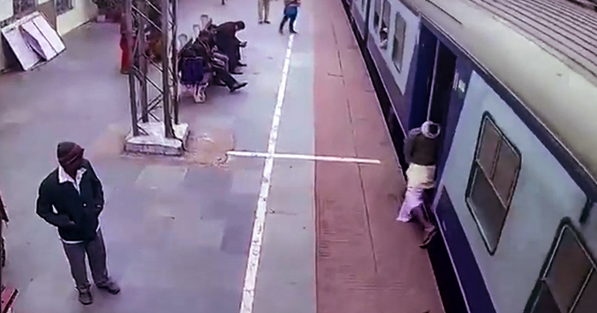 VIDEO Muškarca u Indiji skoro zgnječio vlak, u zadnji tren ga spasio zaposlenik