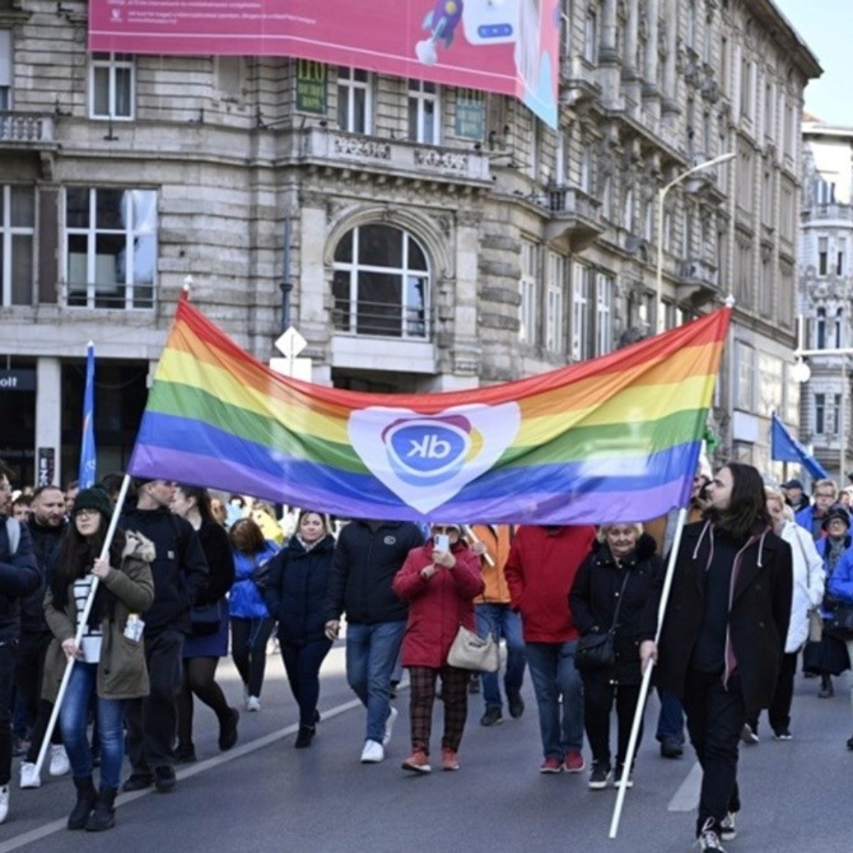 Mađari satiričnim skupom u Budimpešti ismijali Orbanovu namjeru zabrane Pridea
