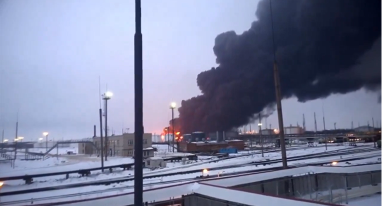 VIDEO Pogođena rafinerija u Rusiji. Čule se tri eksplozije, diže se gusti crni dim