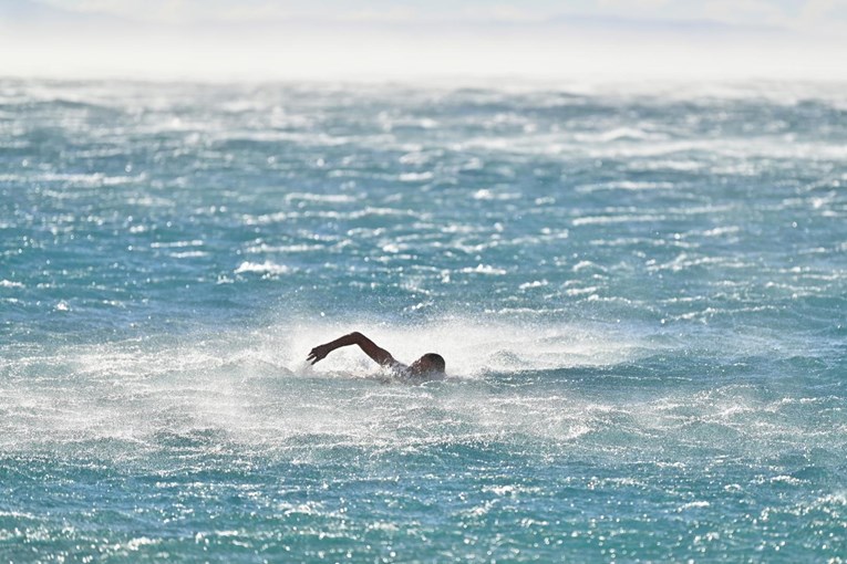 Valentino iz Makarske kupa se u moru i dok puše olujna bura