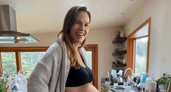 Hillary Swank pokazala trudnički trbuh, dobit će blizance u 49. godini