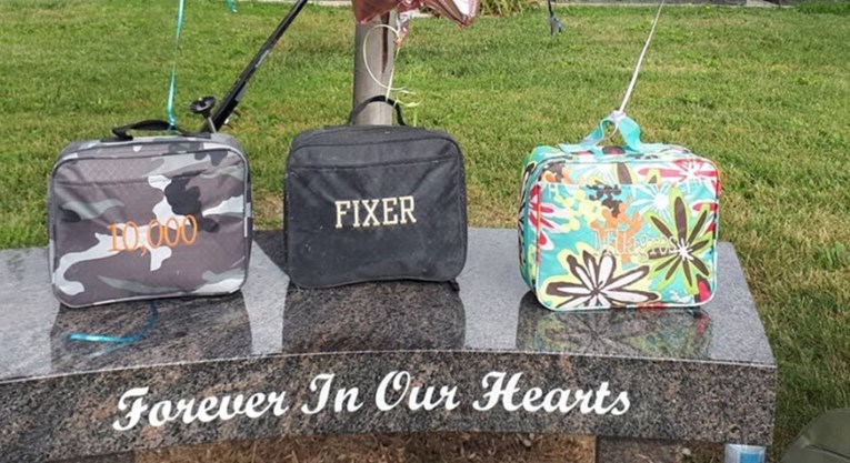 Majka rasplakala Fejs fotografijom torbi za užinu na grobu svojih troje djece