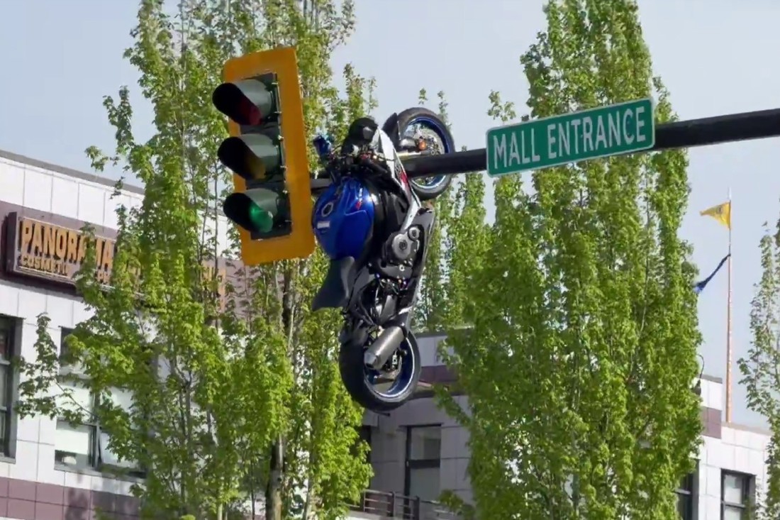 VIDEO Pogledajte gdje je završio motocikl nakon sudara s BMW-om