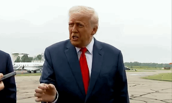 VIDEO Oglasio se Trump: They spit, we hit