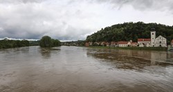 Rijeka Una jako raste, prekinut promet između Hrvatske Kostajnice i Dvora