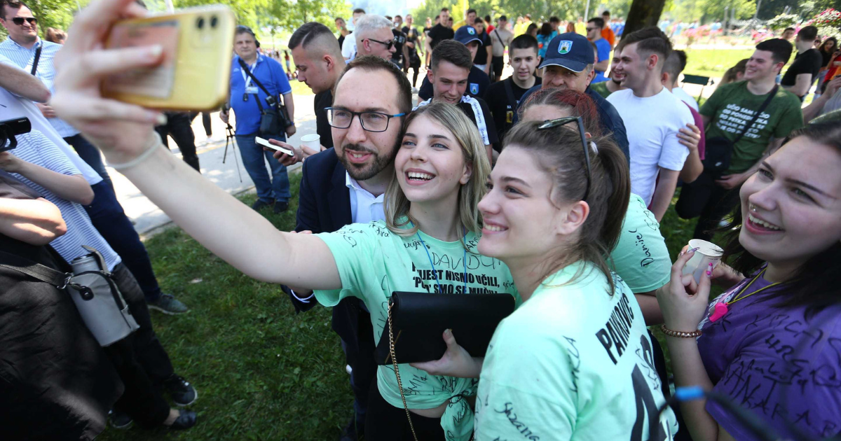 Na norijadu došao i Tomašević. Opalio selfieje s maturantima i potpisao se na majice