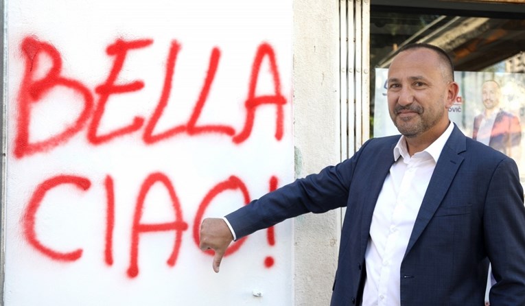 VIDEO Zekanović prebojio natpis "Bella Ciao" s pročelja zgrade stranačkih prostorija