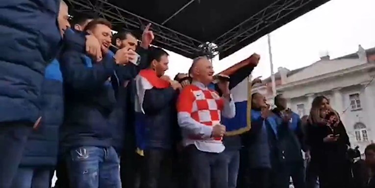Pogledajte kako su Mate Bulić i rukometaši na Trgu zapjevali "Moju Hercegovinu"