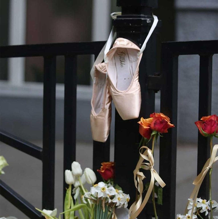 FOTO Potresni prizor ispred škole na Vračaru: S ograde vise baletne papučice