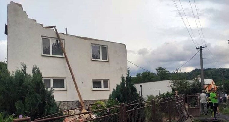 VIDEO Tornado pogodio selo u Slovačkoj, u jednoj minuti odnio krov s četiri kuće
