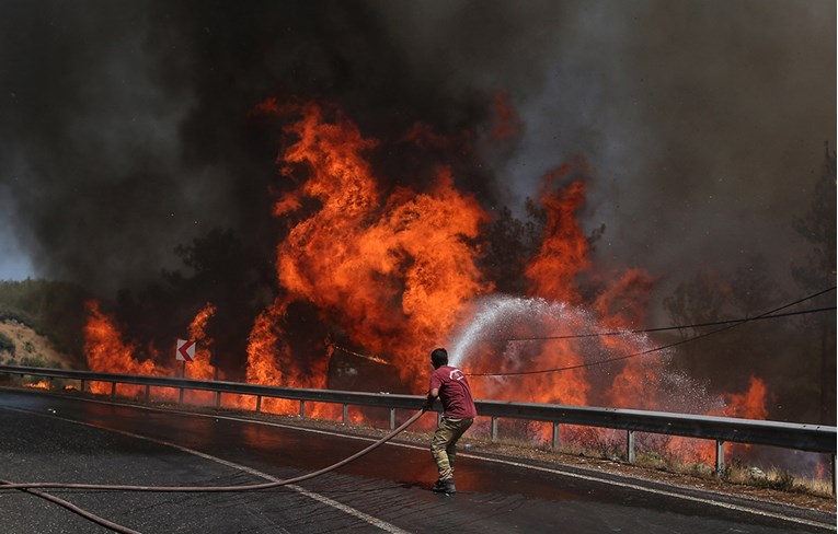 U Turskoj u požarima poginulo osam ljudi, vatra uništava ljetovališta