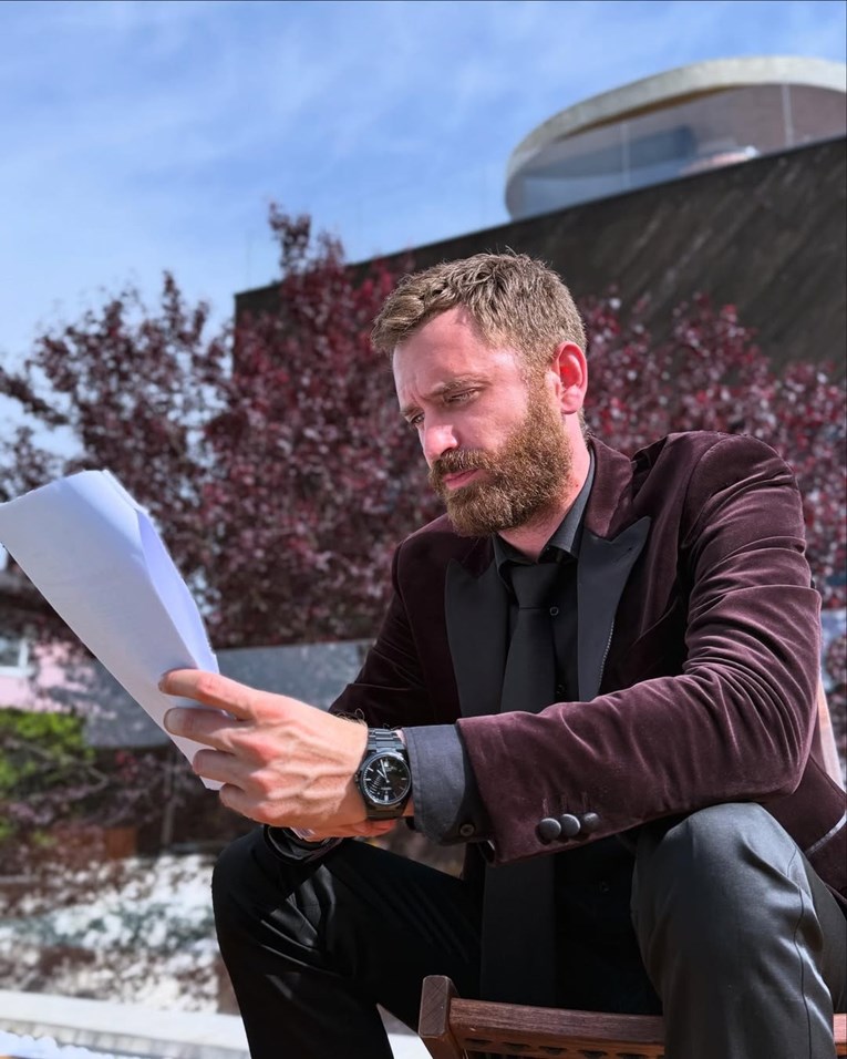 Momčilo Otašević nasmijao fanove fotkama sa snimanja: "Dobro je da nije vruće"